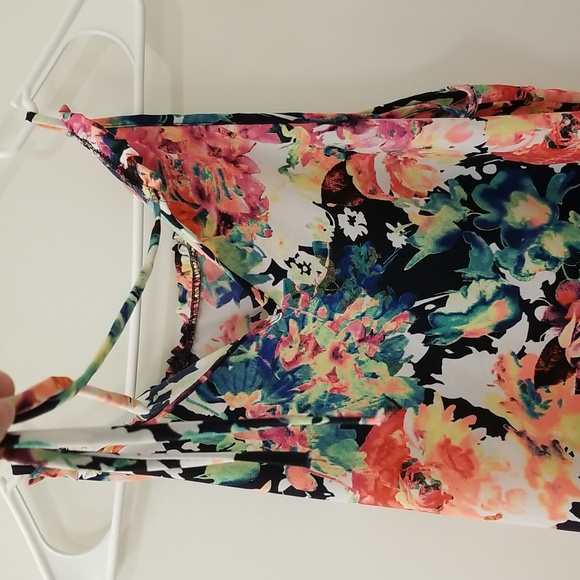 12 Pm By Mon Ami Large Floral Sleeveless Top - Picture 8 of 9